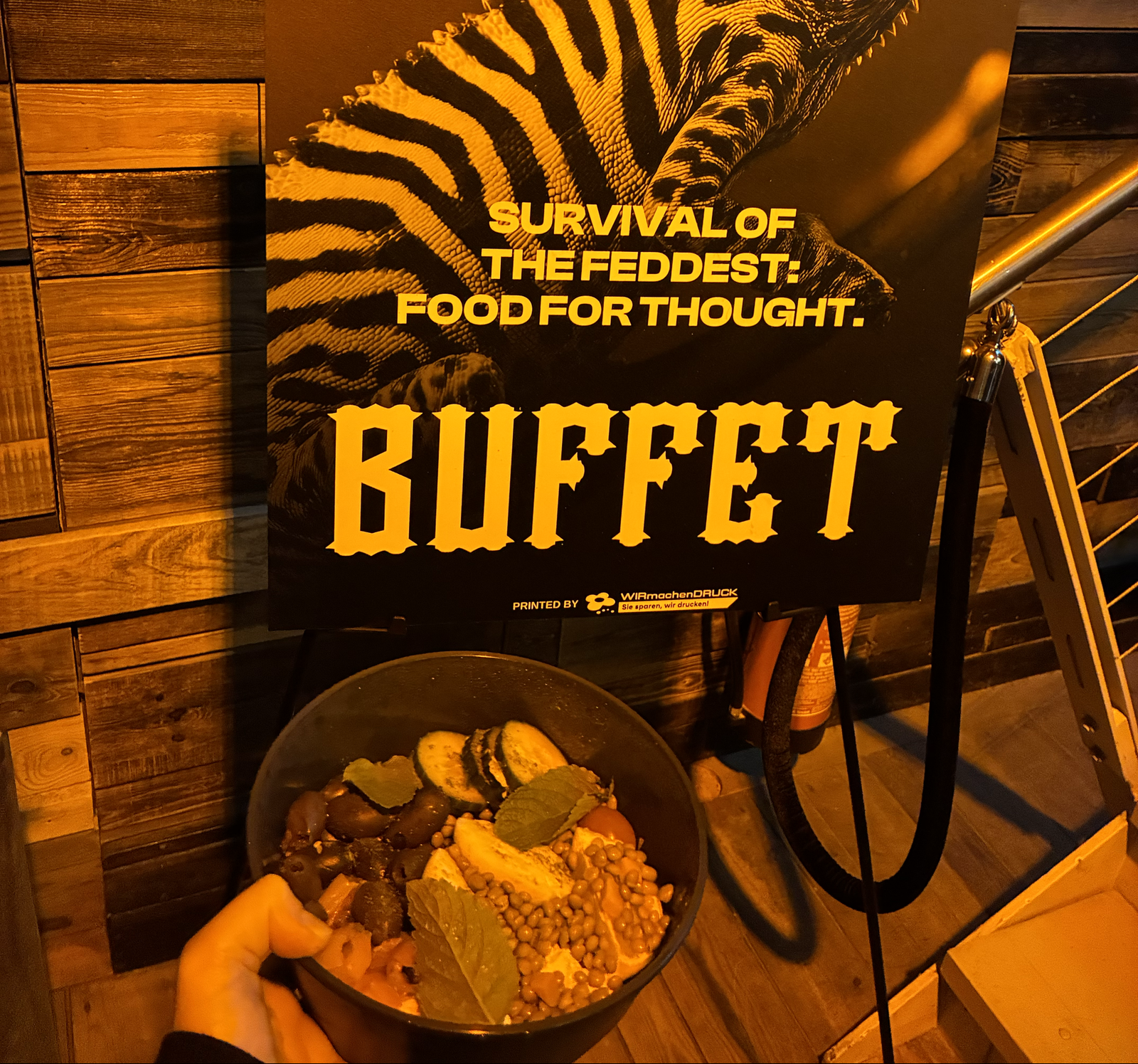 The TEDxMitte buffet sign with a bowl of Bella&Bona food