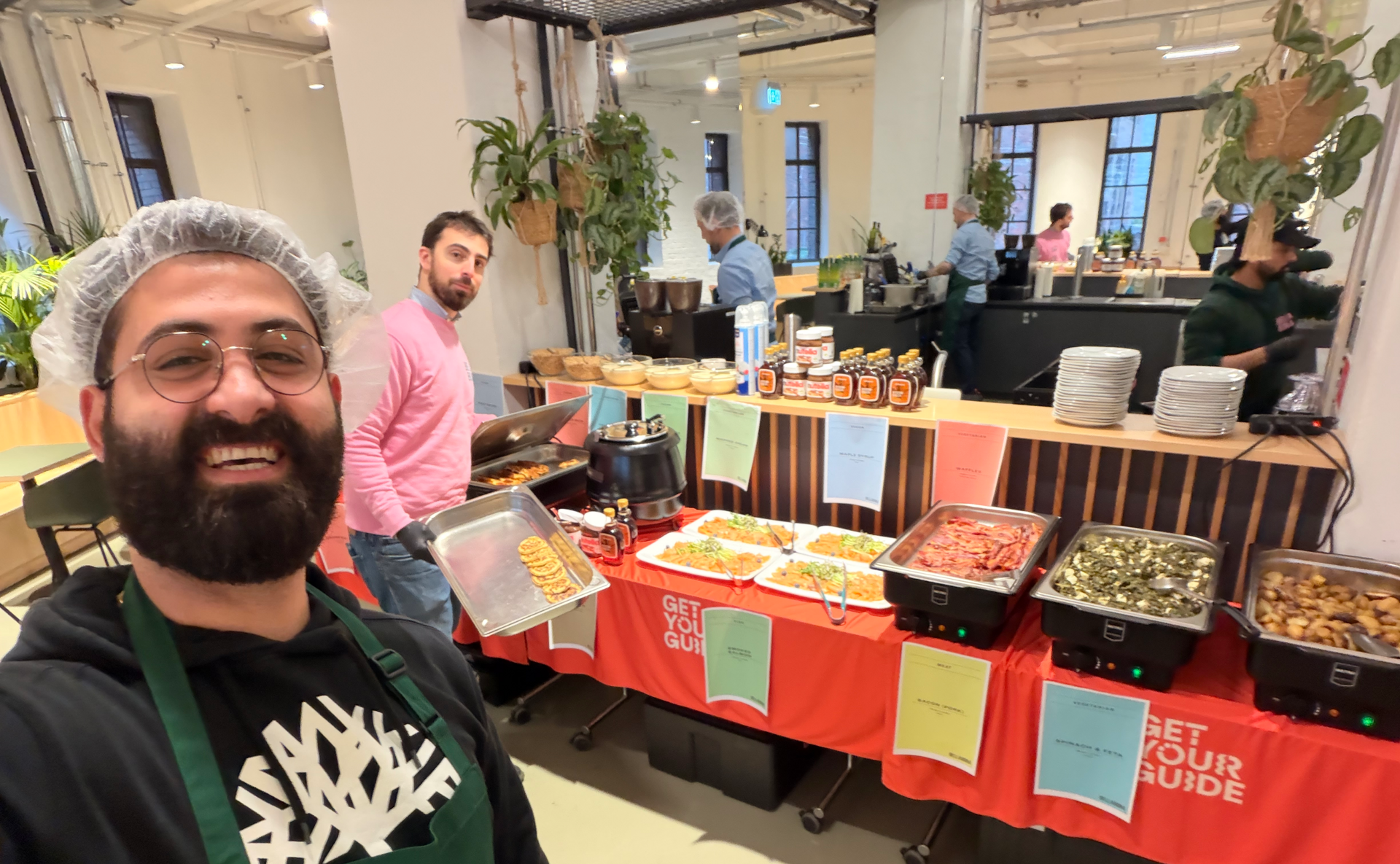 Bella&Bona Teammitglied baut ein Catering-Buffet bei einer Firmenveranstaltung auf
