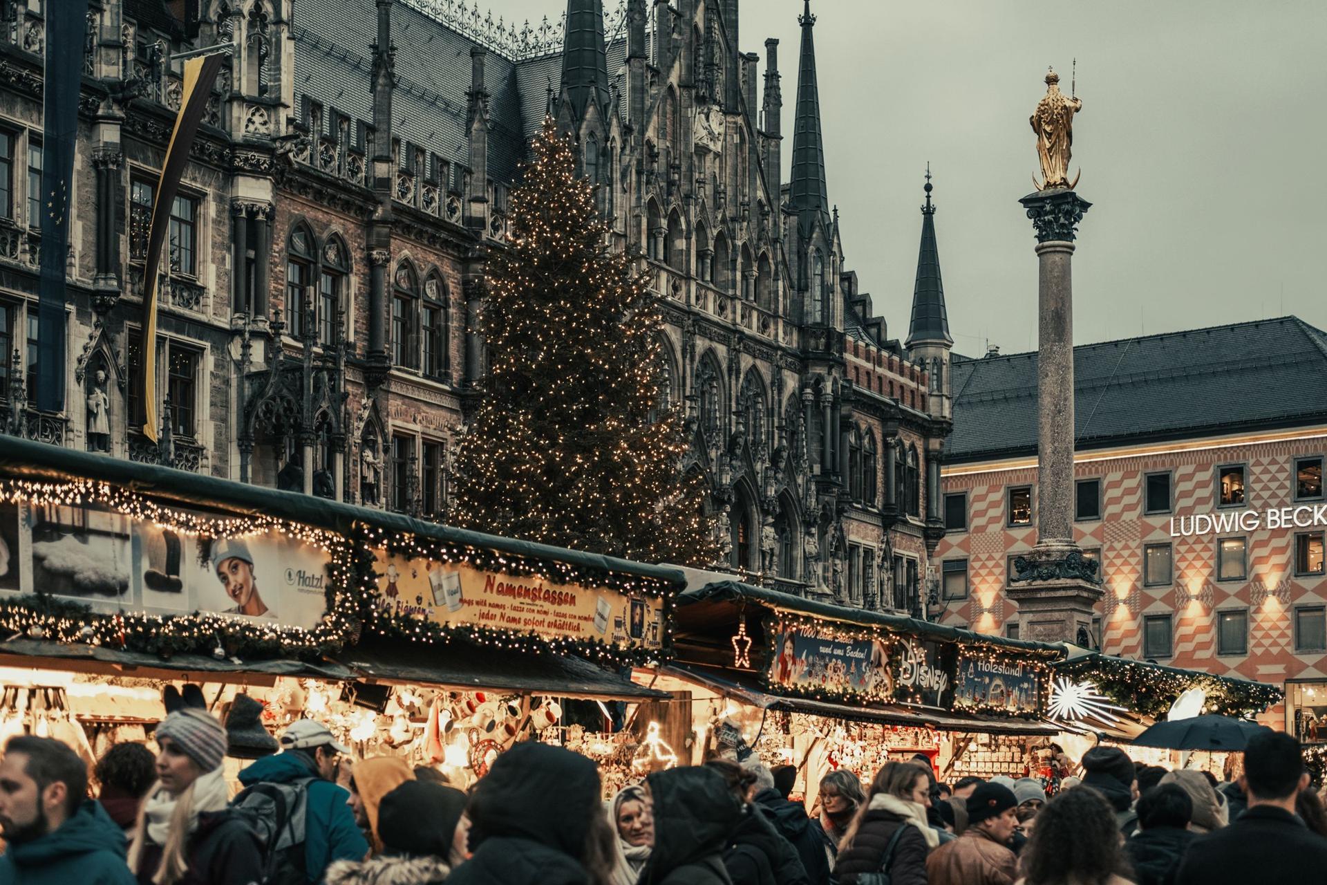 Christmas market at Munich's Marienplatz with the New Town Hall lit up