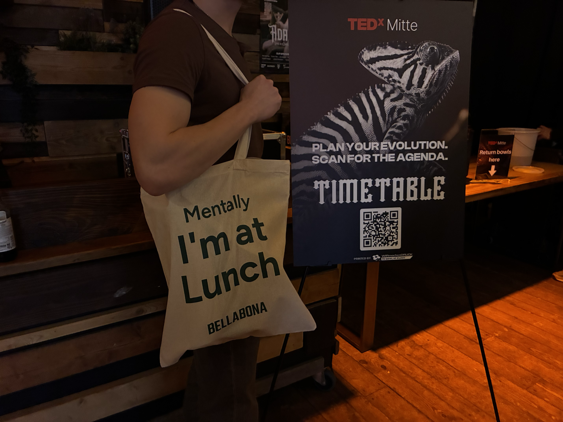 A guest with a Bella&Bona tote bag saying “Mentally I’m at Lunch”