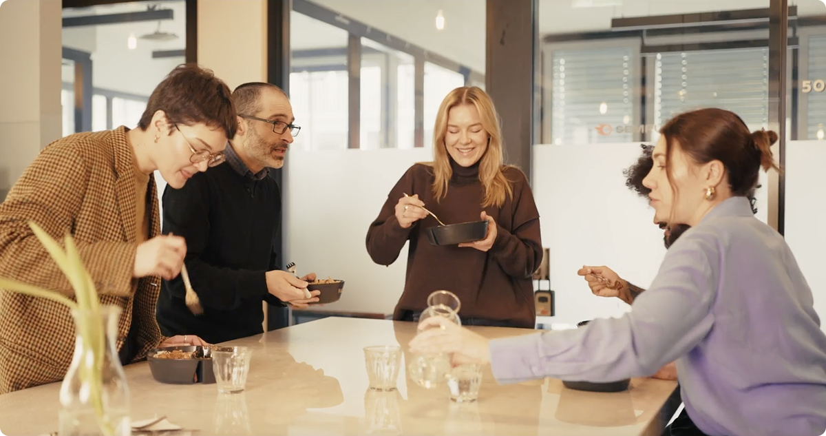 Semrush-Mitarbeitende beim gemeinsamen Mittagessen im Berliner Büro