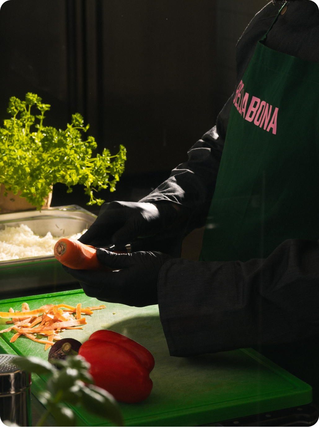 Bella&Bona chef preparing fresh food on site