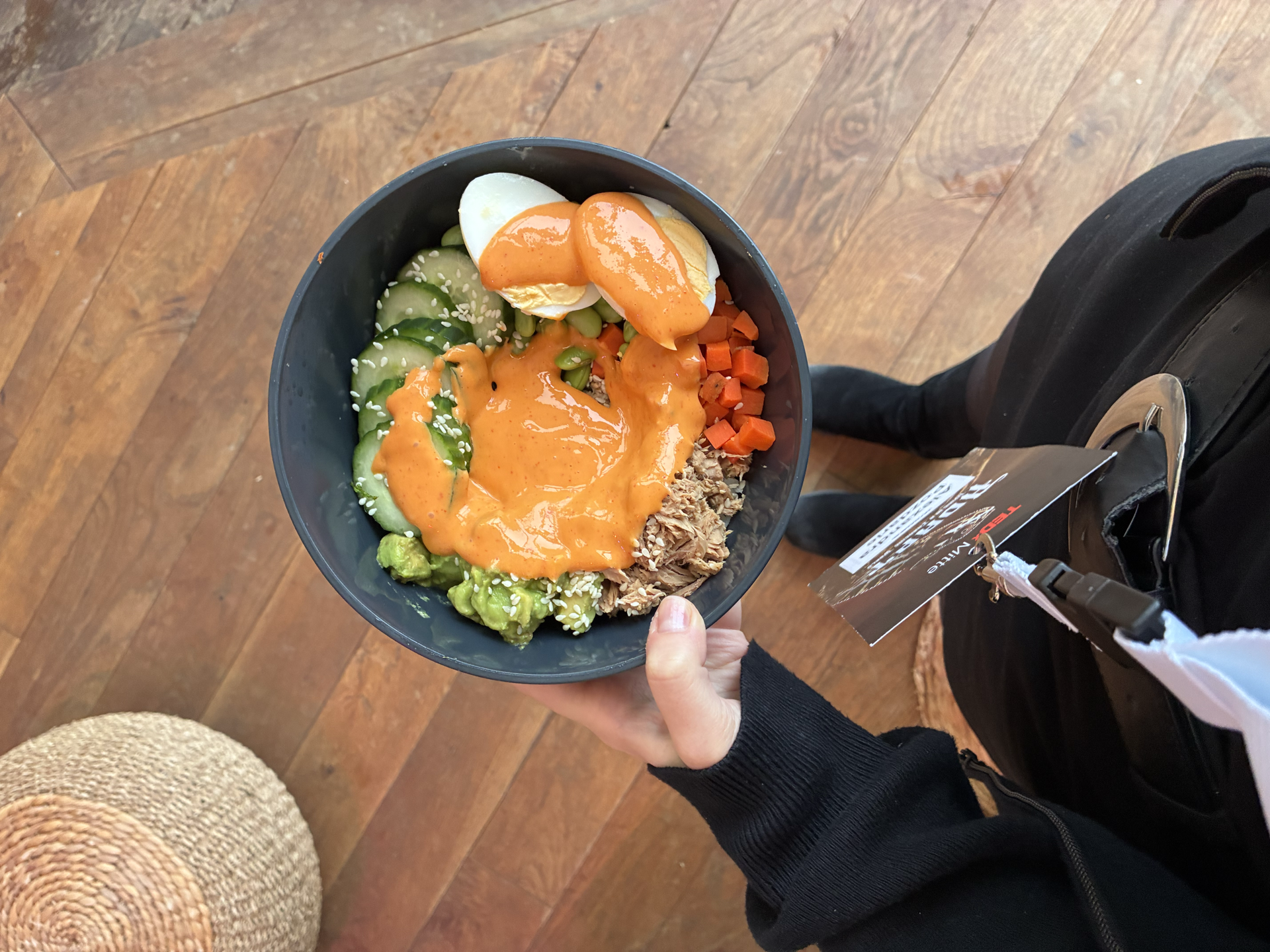 A lunch bowl with vegetables, egg and spicy sauce from Bella&Bona