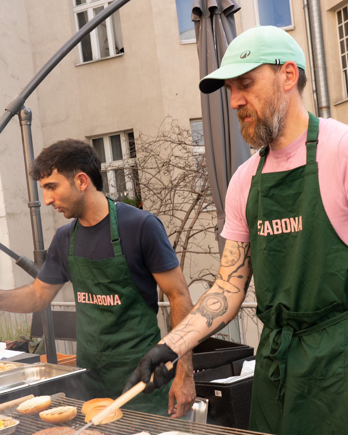 Bella&Bona chefs grilling burgers at a Beyond Benefits evening