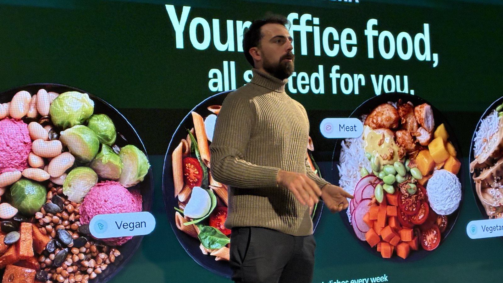 Matteo vor der Folie "Your office food, all sorted for you"